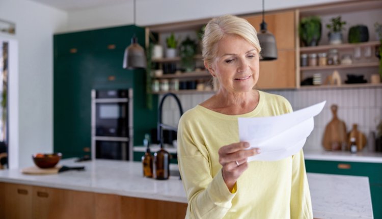 Vrouw opent de post in de keuken