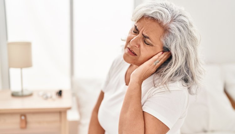 oudere vrouw heeft jeuk aan oren