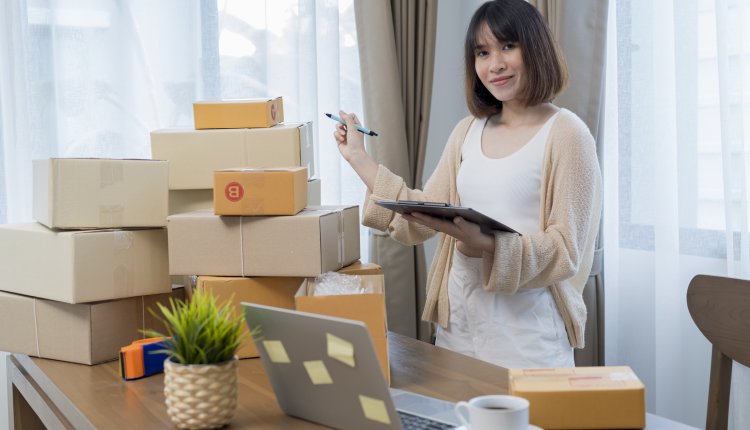 Chinese vrouw met pakketjes