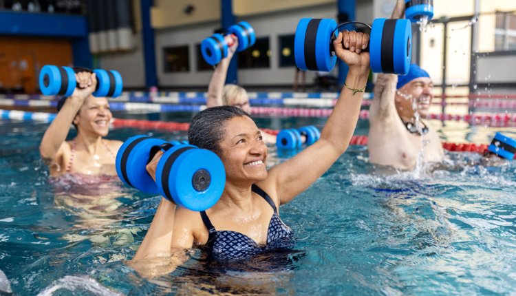 oudere vrouw die aquarobics doet