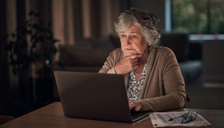 Vrouw bezig op laptop in de avond