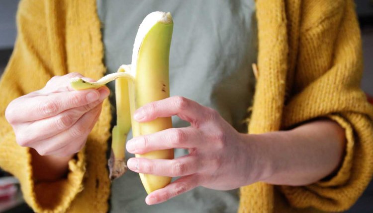 Vrouw pelt banaan
