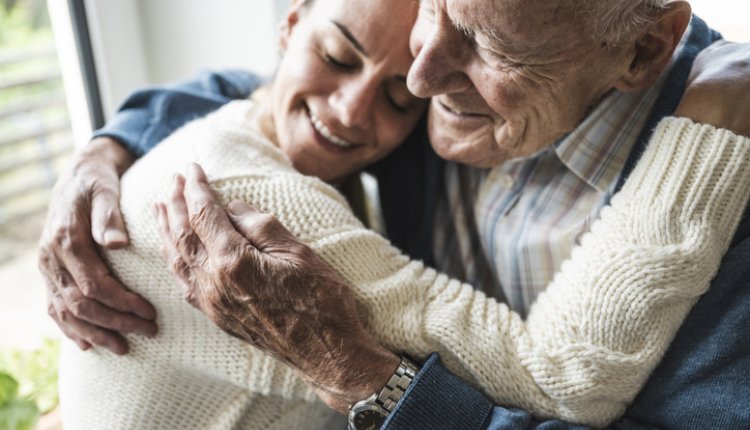 Opa en kleinkind knuffelen