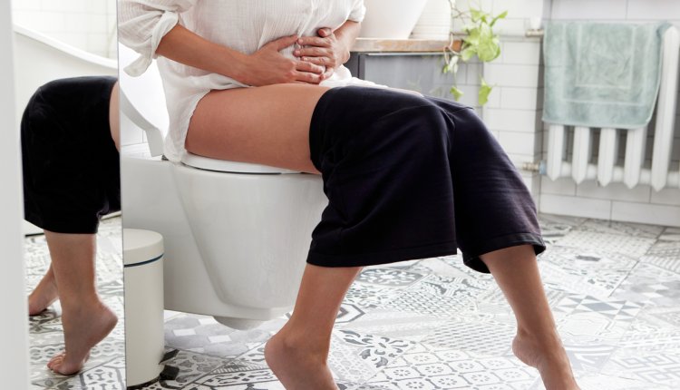 vrouw met blaasontsteking op wc