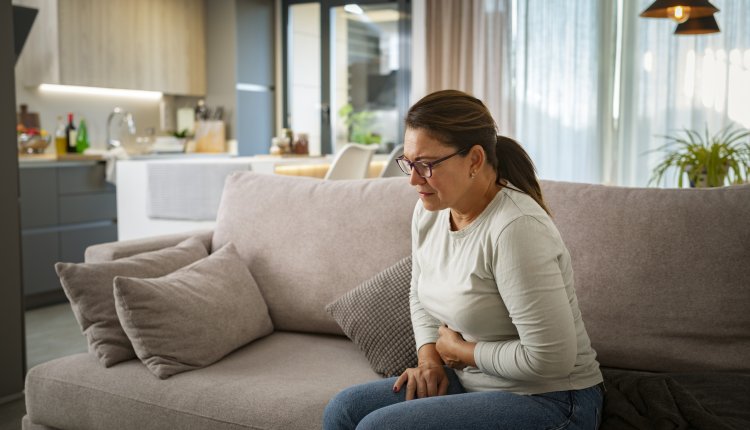 Vrouw met pijn in de buik