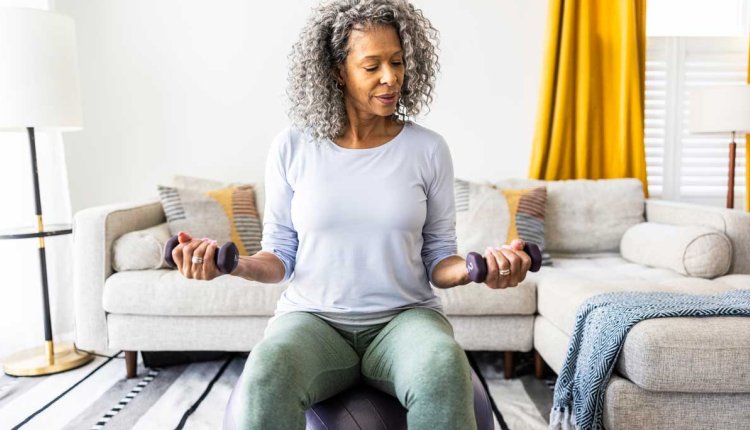 Vrouw doet thuis krachttraining