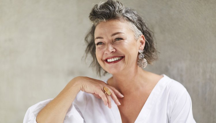 oudere vrouw met sieraden
