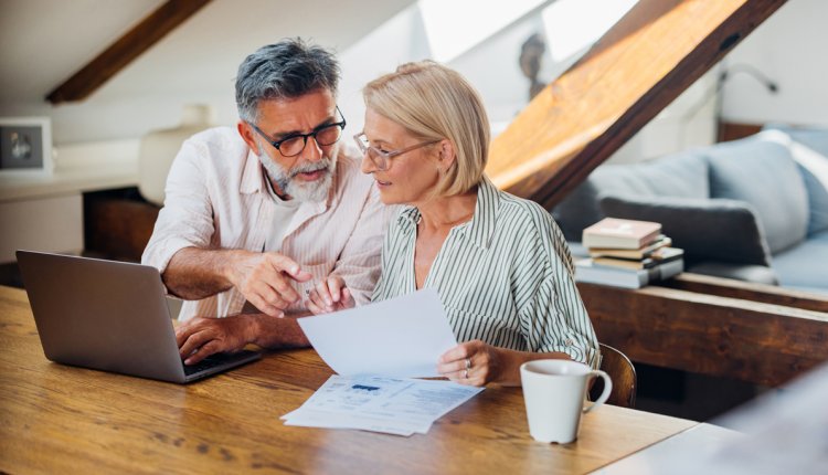 ouder koppel bekijkt rekeningen