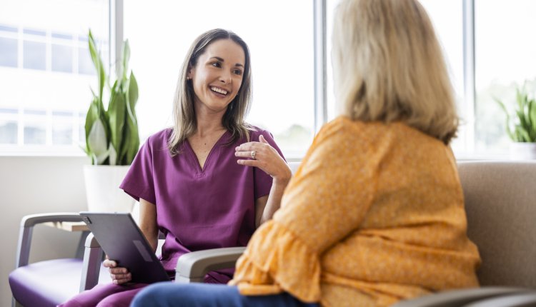 Twee vrouwen aan het praten