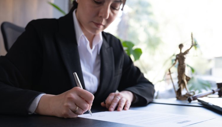 Notaris werkt aan haar bureau