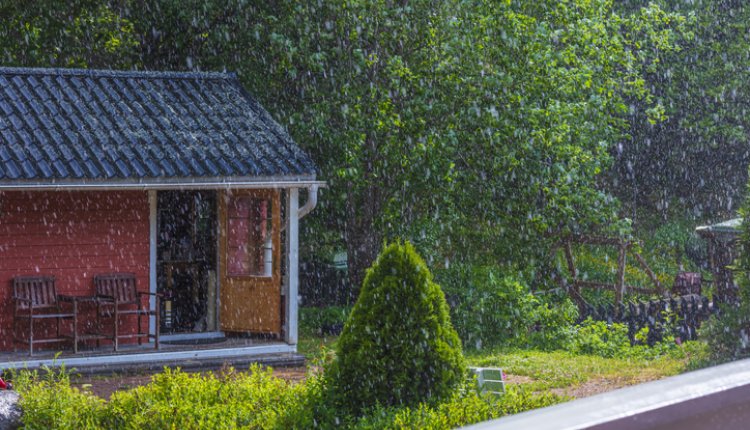 Schuur tijdens een regenbui