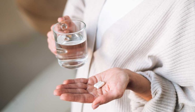 Vrouw neemt vitamines