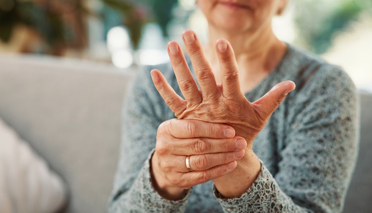 vrouw heeft artrose in hand en pols