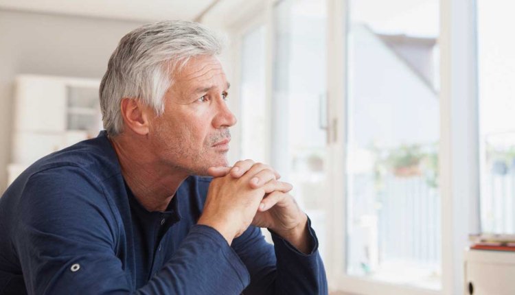 Man kijkt zorgelijk naar buiten