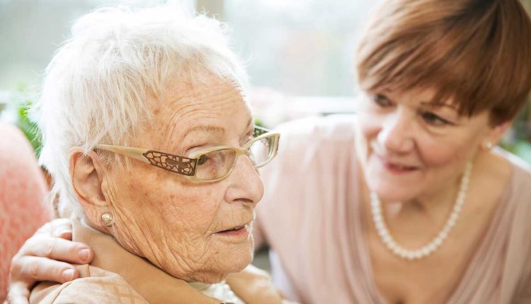 Vrouw met oudere vrouw met dementie