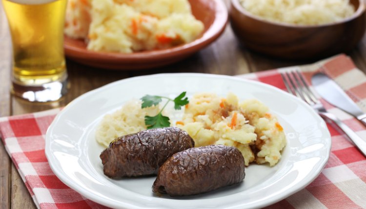 Rundervink op een bord met aardappelen