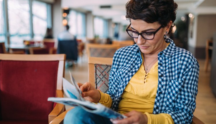 Vrouw leest stripboek