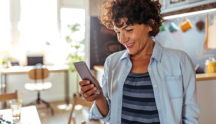 Vrouw met smartphone in hand