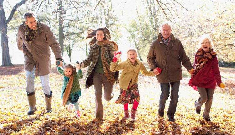gezond gezin buiten in de herfst