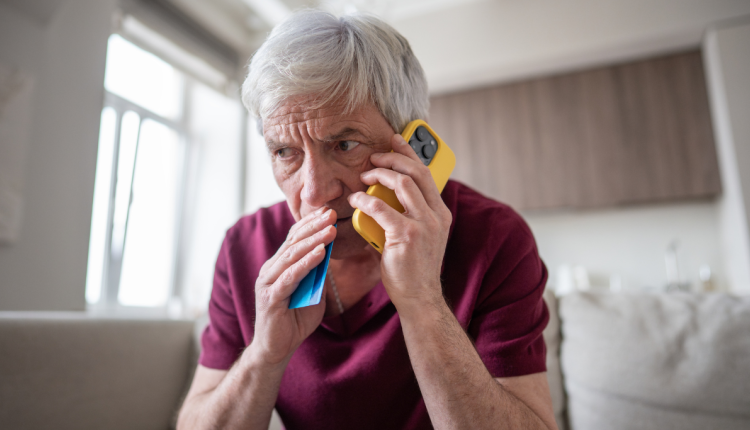 Man schrikt aan de telefoon 