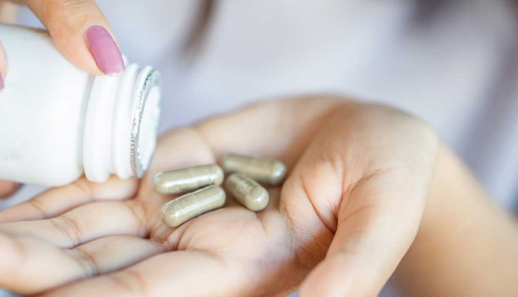 hand met kruidensupplementen