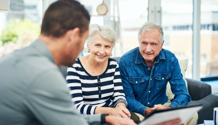 Ouder koppel praat met adviseur over pensioen