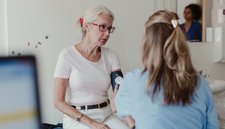 oudere vrouw laat bloeddruk meten