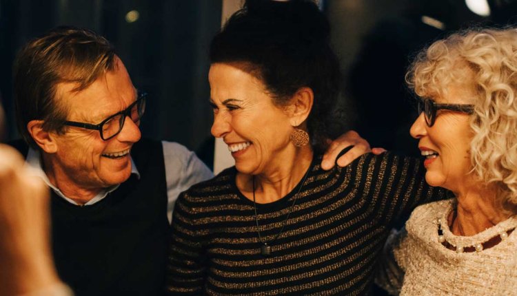 Vriendengroep heeft een gezellige avond thuis