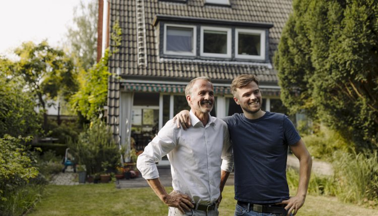Man en zoon in de tuin