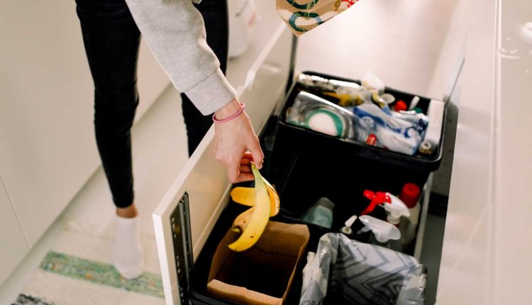 Vrouw gooit bananenschil weg