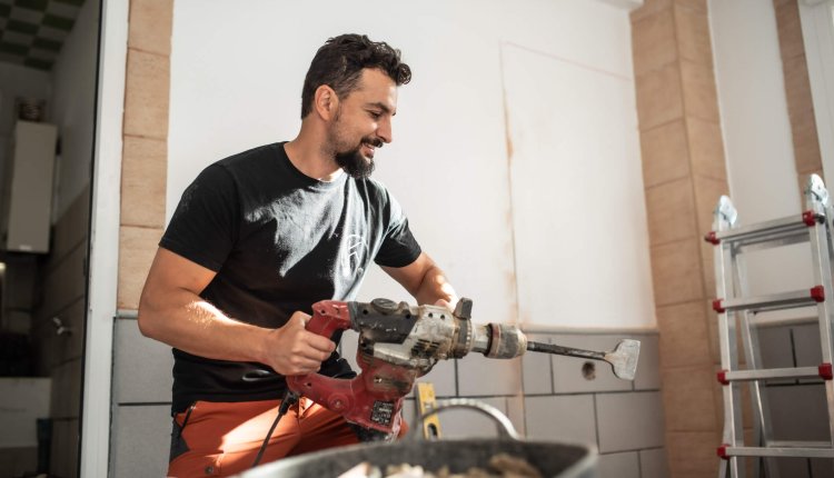 Man is bezig met huis renoveren