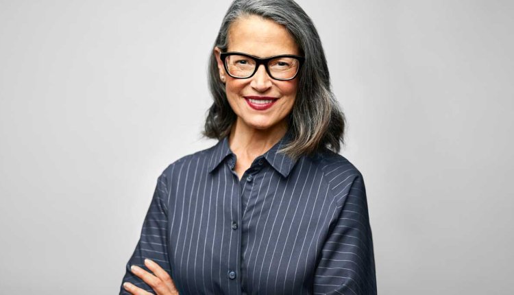 Oudere vrouw met bril