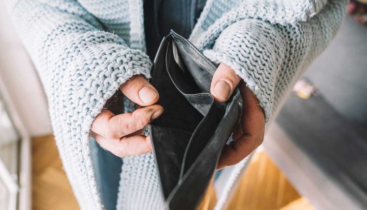 Vrouw met lege portemonnee