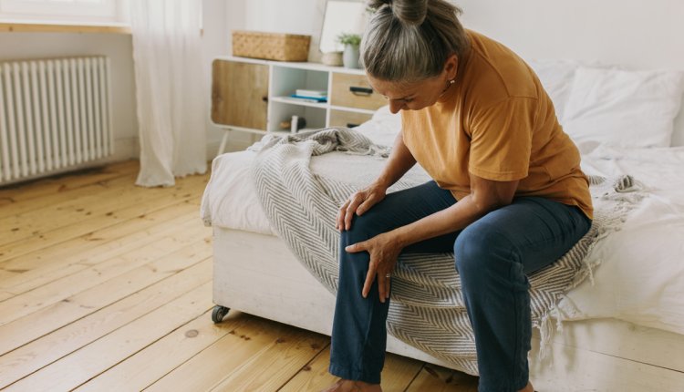 oudere vrouw heeft pijn aan knie