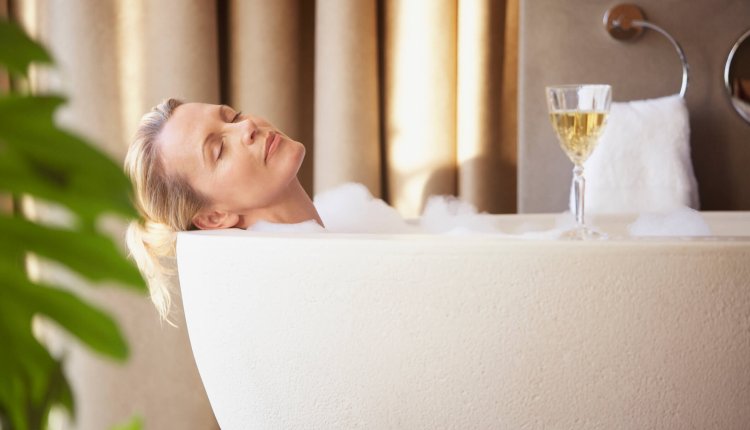 Vrouw ligt lekker in bad te genieten