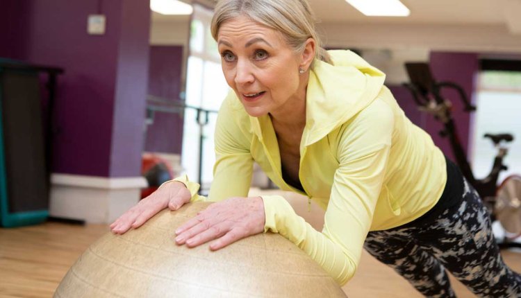 Vrouw doet oefening met grote bal