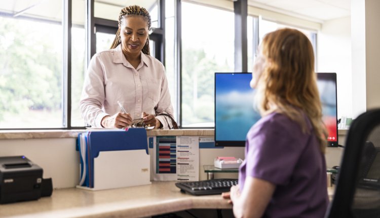 Vrouwen bezig met zorgverzekering regelen