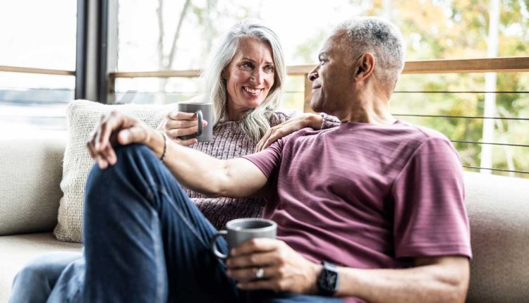 Man en vrouw in de ochtend ontspannen aan een kop koffie 