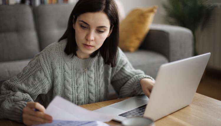 Jonge vrouw berekent woonlasten