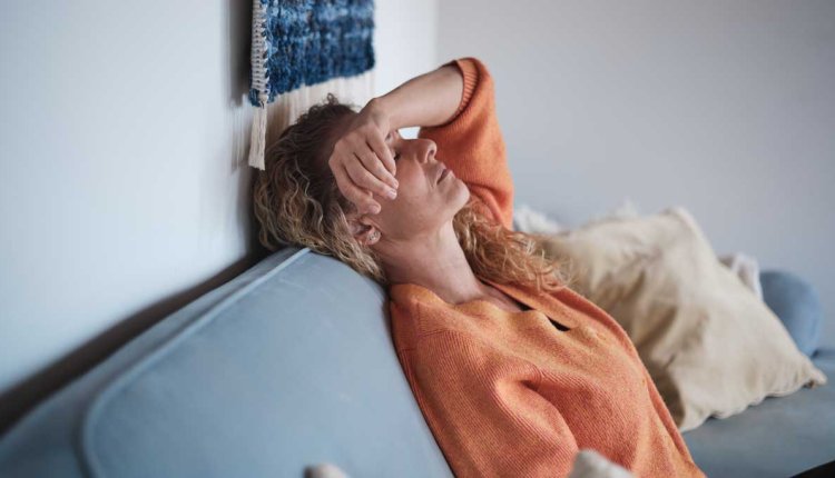 Vrouw in de overgang op de bank