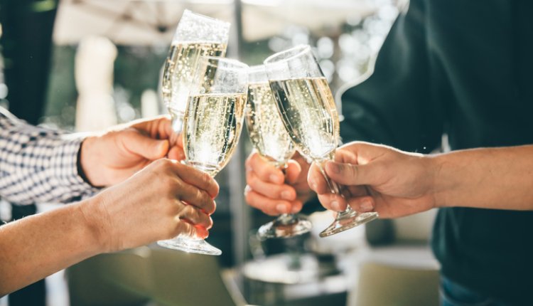 Mensen proosten met champagne