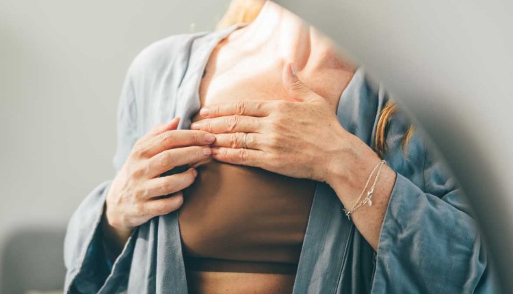 Vrouw doet borstkankerzelfonderzoek