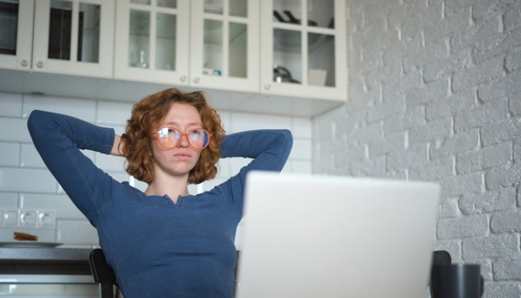 Vrouw kijkt verdrietig in de keuken