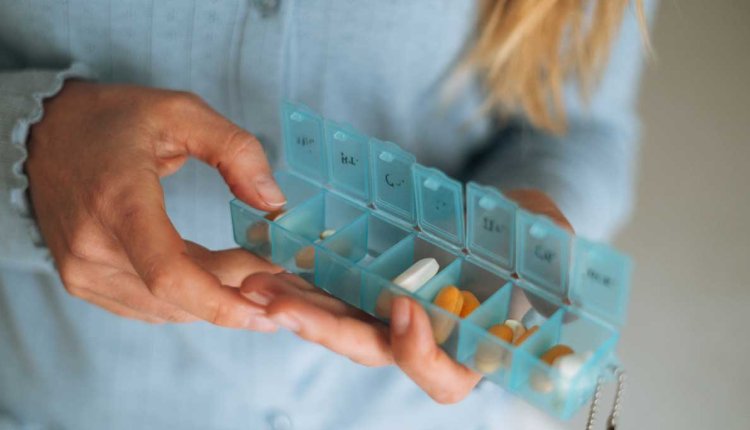 vrouw met pillendoosje