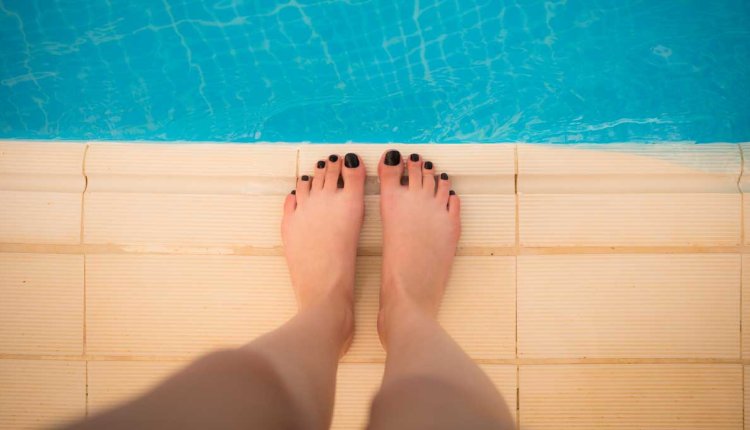 blote voeten bij het zwembad