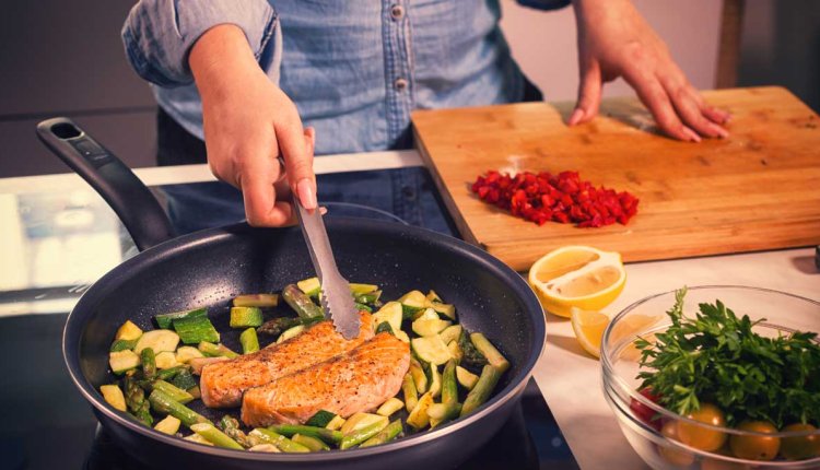 Vrouw bakt zalmfilet