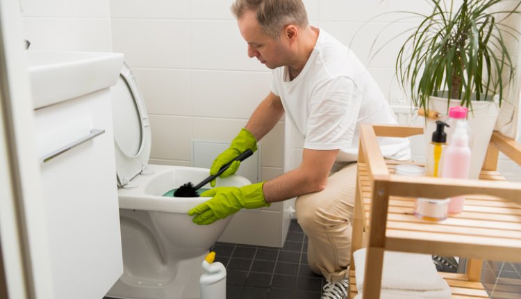 Oudere man maakt schoon