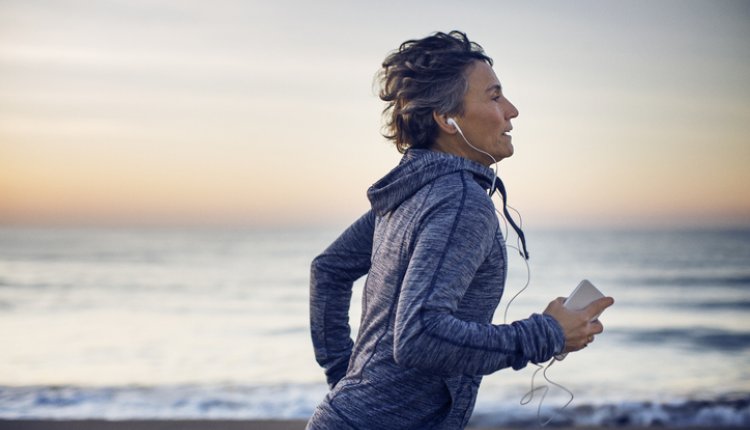Vrouw is aan het hardlopen