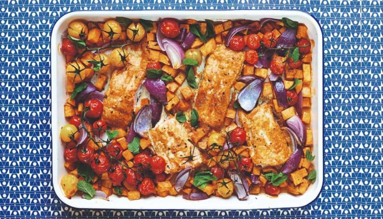 Zalm-tandoori met zoete aardappel, tomaten en rode ui