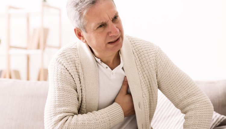 oudere man met hartkloppingen